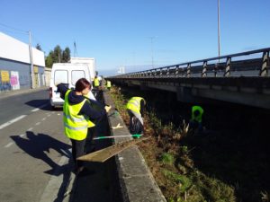 Equipe en train de ramasser des déchets le long du quai du président Wilson.