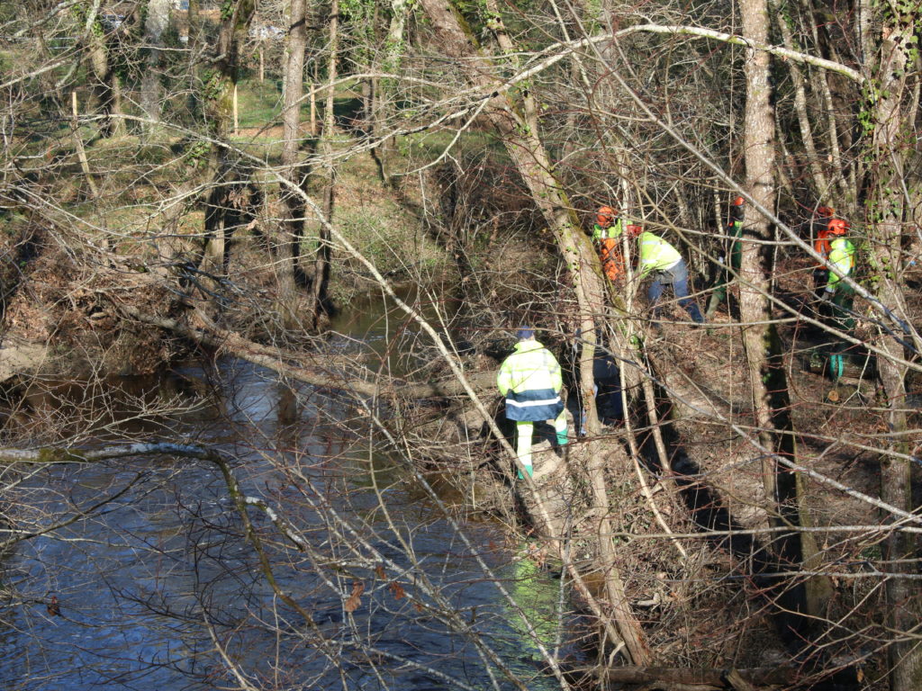 une équipe faisant l'entretien d'un cours d'eau sur la C.C.M. (33)