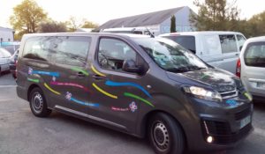 minibus Titi Floris qui arrive avec les salariés d'ARCINS Environnement Service