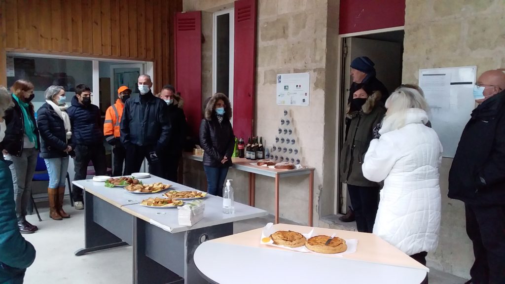 assemblée de personnes réunies autour d'une galette.