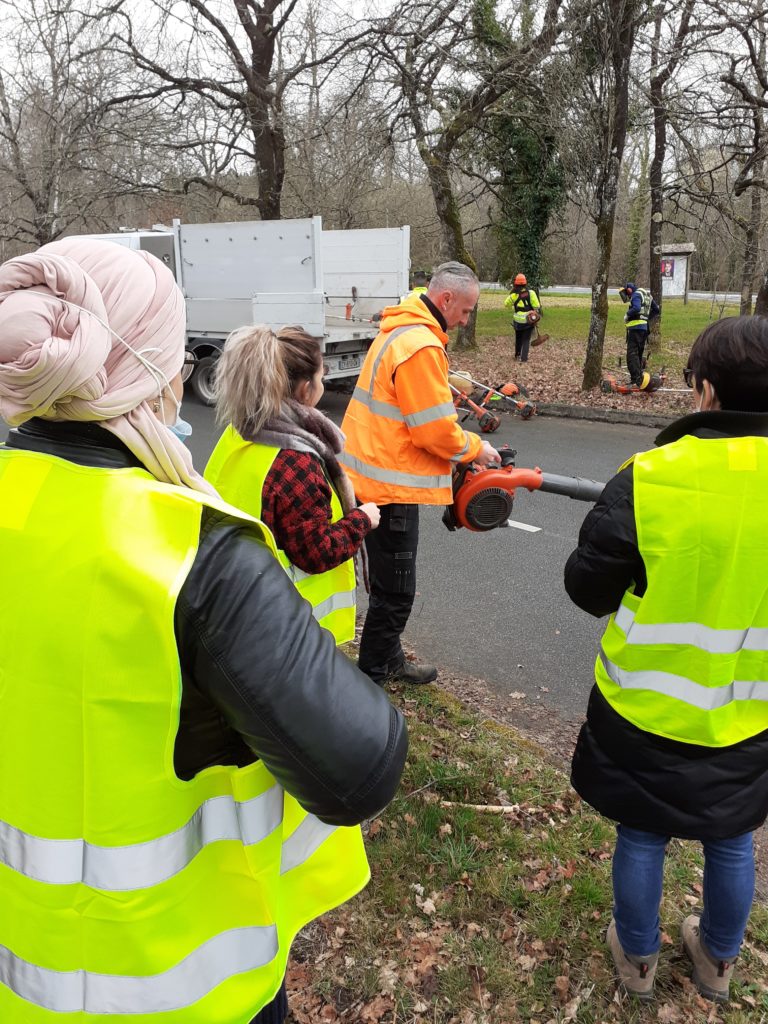 personnes en tenue de chantier s'apprêtant à réaliser un chantier soufflage de feuilles