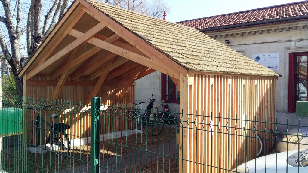 Abri à vélos donnant sur l’extérieur. 