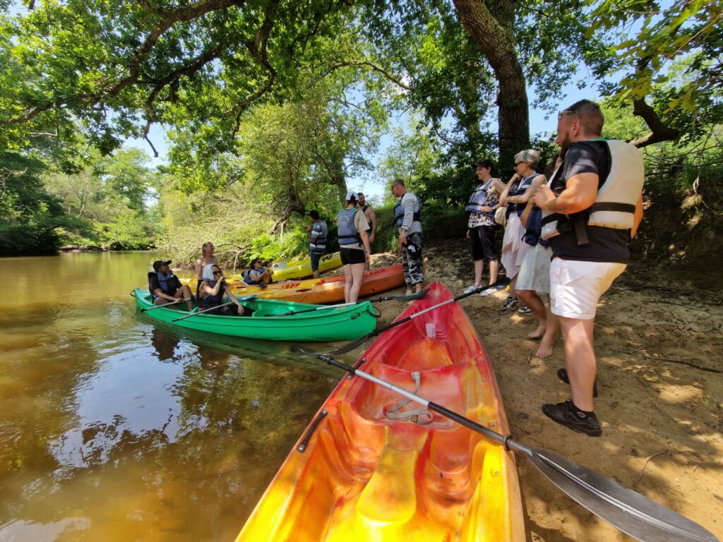 L'équipe AES faisant du canoë kayak